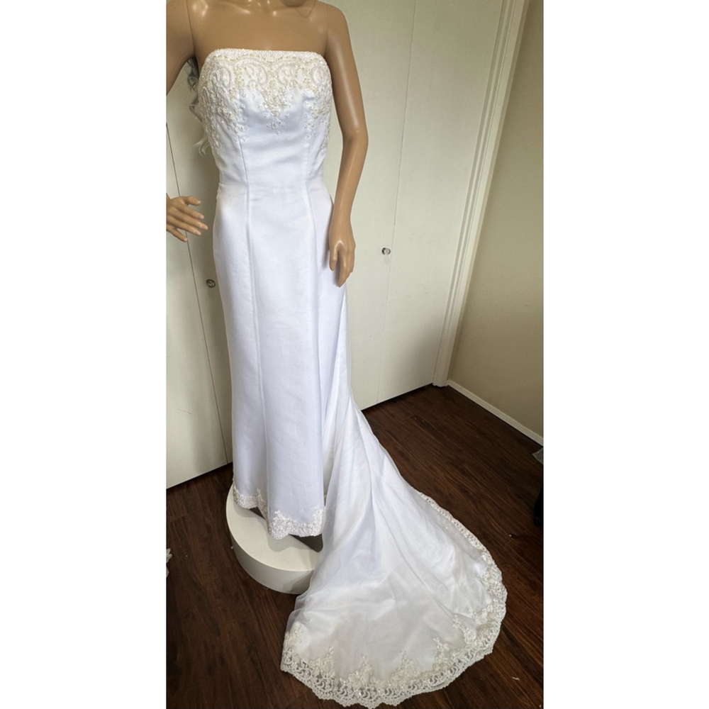 David’s Bridal beaded strapless button back detail Wedding Dress White Size 4